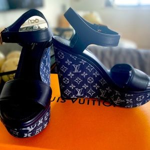 Authentic Louis Vuitton Waterfall Wedge Sandal sz 39 New! Dark Navy Blue Leather